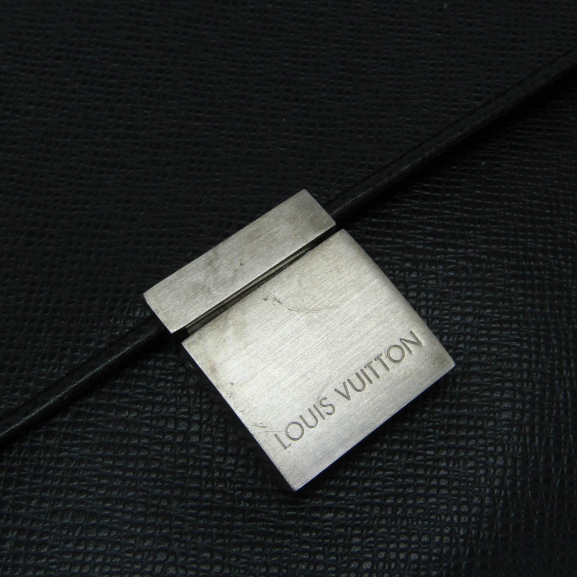 Louis Vuitton Taiga Selenga · Clutch