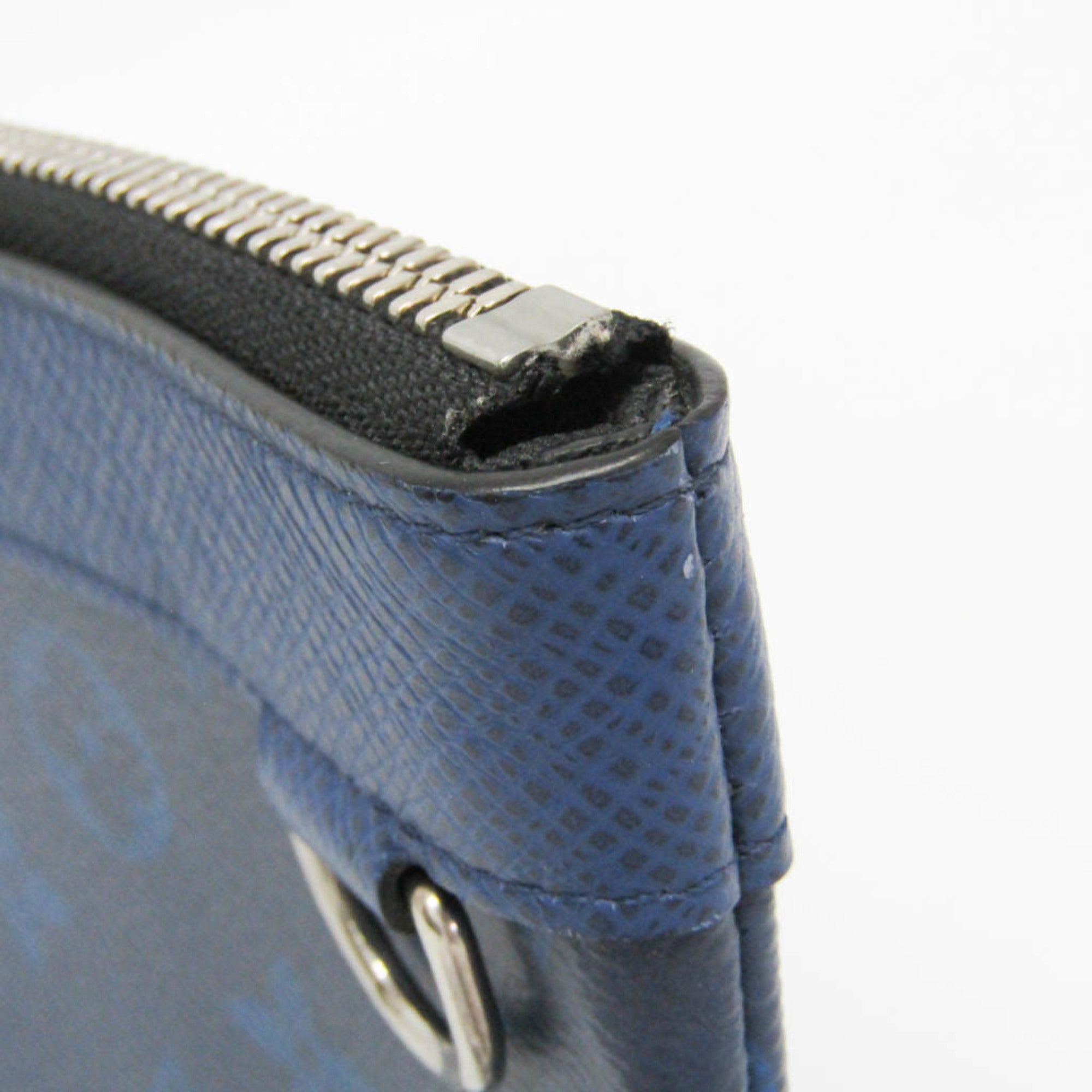Louis Vuitton Taiga · Pochette Discovery PM