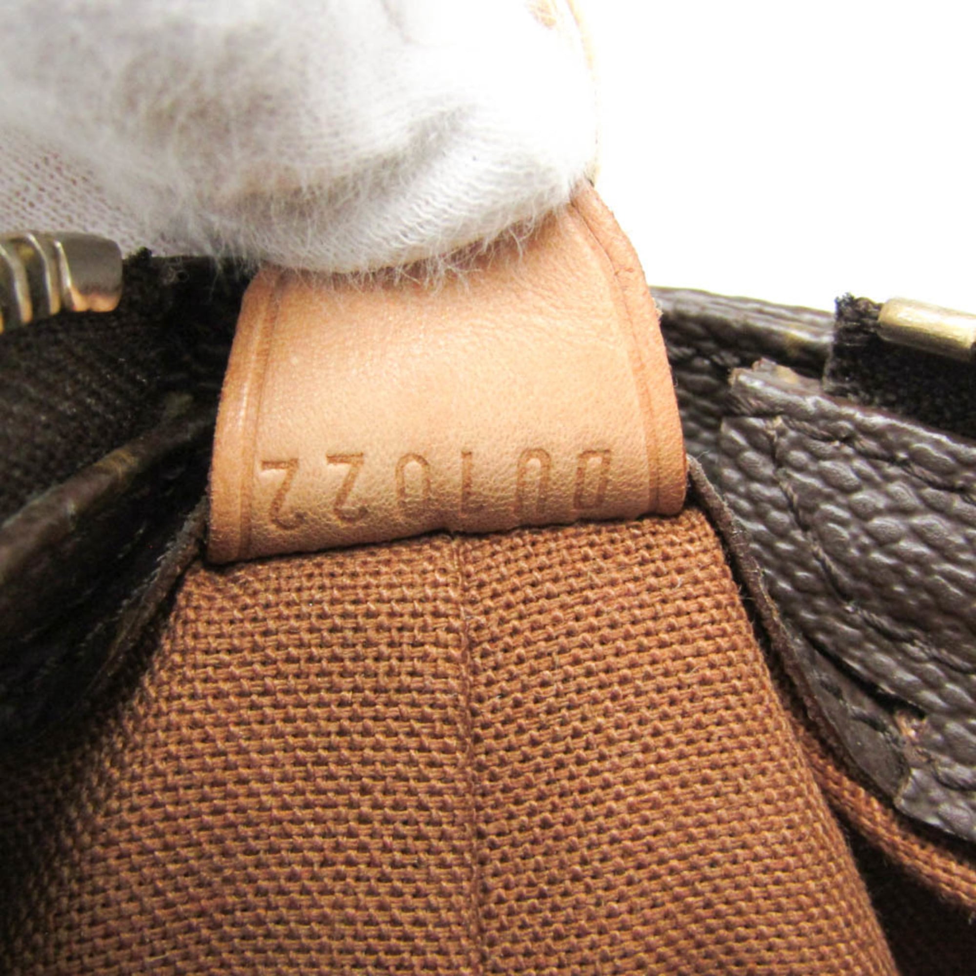 Louis Vuitton Kabamezo · Monogram
